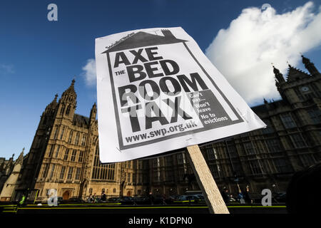 'Ax Chambre taxe". Chambre anti-contestataires de l'impôt démontrer en cour du Palais Vieux en face des édifices du Parlement de Westminster à Londres, au Royaume-Uni. Banque D'Images