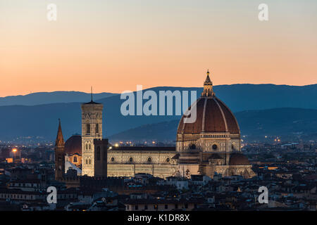 Vue depuis la Piazzale Michelangelo, soir avec de l'humeur, de la cathédrale Duomo Santa Maria del Fiore, Florence, Toscane, Italie Banque D'Images