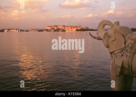 Lake Palace Hotel et City Palace sur le lac Pichola (vu de Jag Mandir Palace), Udaipur, Rajasthan, Inde Banque D'Images