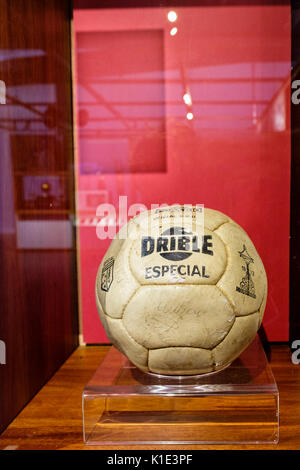 Ballon de soccer avec qui pele (Edson Arantes do Nascimento) a marqué son 1000e but sur l'affichage à l'Pele Museum à Santos, au Brésil. Banque D'Images