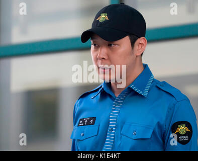 Séoul, Corée du Sud. Août 25, 2017. Park Yu-chun (JYJ), 25 août 2017 : K-pop singer et l'acteur Park Yu-chun, un membre de boys band JYJ promenades pour parler devant les médias et fans au bureau de quartier de Gangnam à Séoul, Corée du Sud en tant qu'il est déchargé de ses deux ans de service militaire obligatoire. Yu-chun a travaillé pour le service social de Séoul comme une alternative à son service militaire. Yu-chun a été impliqué dans un scandale en juin 2016, alors qu'au milieu de son devoir militaire que quatre différentes femmes qui travaillaient dans les bars, ont déposé des plaintes contre lui, affirmant qu'il les ont violées. Yu-chun a été effacé par la suite Banque D'Images