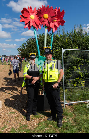 Les agents de police d'entrer dans l'esprit du festival à Carfest Sud Overton, Hampshire Angleterre 25 août 2017 Carfest Houlbrook Jim Crédit Sud/ Alamy Banque D'Images
