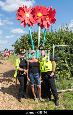 Les agents de police d'entrer dans l'esprit du festival à Carfest Sud Overton, Hampshire Angleterre 25 août 2017 Carfest Houlbrook Jim Crédit Sud/ Alamy Banque D'Images