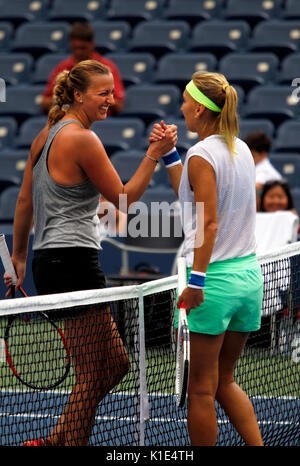 New York, États-Unis. Août 25, 2017. US Open de Tennis : New York, 25 août, 2017 - Petra Kvitova de la République tchèque bénéficie d'un rire avec son partenaire lors d'un entraînement pratique au National Tennis Center de Flushing Meadows, New York en préparation pour l'US Open qui débute lundi prochain, le 28 août Crédit : Adam Stoltman/Alamy Live News Banque D'Images