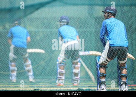 Pallekele, Sri Lanka. Août 26, 2017. Cricket indien Mahendra Singh Dhoni les chauves-souris au cours d'une session pratique troisième à l'odi International Cricket Pallekele Pallekele au stade le 23 août 2017 Crédit photo : Lahiru Harshana/Alamy Live News Credit : Pothas(L) s'amusant avec le Sri Lanka hauts bowler rapide Lasith Malinga/Alamy Live News Banque D'Images