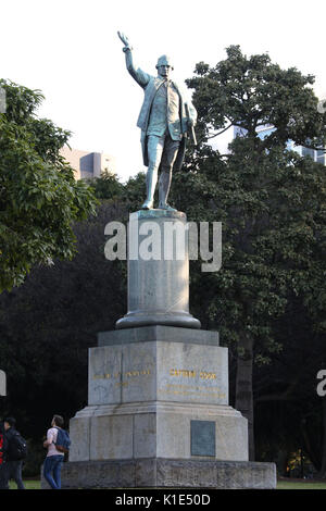 Sydney, Australie. Août 26, 2017. Statues du capitaine Cook, Gouverneur Macquarie, et la reine Victoria autour de l'Hyde Park ont été vandalisées. L'attaque intervient après une vedette de la télévision a proposé que le libellé devrait être changé et suggestions ci-après par certains que l'Australie jour ne doit pas être célébré le jour que les Britanniques ont découvert l'Australie en tant qu'elle est insensible aux autochtones qui étaient déjà là. Sur la photo : La statue du capitaine Cook. Crédit : Richard Milnes/Alamy Live News Banque D'Images