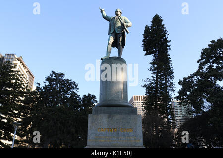 Sydney, Australie. Août 26, 2017. Statues du capitaine Cook, Gouverneur Macquarie, et la reine Victoria autour de l'Hyde Park ont été vandalisées. L'attaque intervient après une vedette de la télévision a proposé que le libellé devrait être changé et suggestions ci-après par certains que l'Australie jour ne doit pas être célébré le jour que les Britanniques ont découvert l'Australie en tant qu'elle est insensible aux autochtones qui étaient déjà là. Sur la photo : La statue du capitaine Cook. Crédit : Richard Milnes/Alamy Live News Banque D'Images