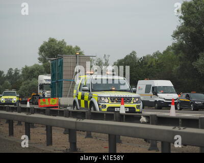 Newport Pagnell, dans le Buckinghamshire, Royaume-Uni. Août 26, 2017. Plusieurs personnes sont mortes après qu'un minibus et deux camions ont été impliqués dans un accident d'autoroute. L'accident s'est produit sur la M1 en direction sud, entre les échangeurs 14 et 15. Les photos ont été prises du côté passager d'une voiture allant vers le nord. Credit : James Bell/Alamy Live News Banque D'Images