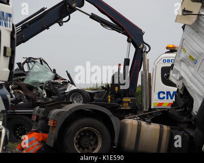 Newport Pagnell, dans le Buckinghamshire, Royaume-Uni. Août 26, 2017. Plusieurs personnes sont mortes après qu'un minibus et deux camions ont été impliqués dans un accident d'autoroute. L'accident s'est produit sur la M1 en direction sud, entre les échangeurs 14 et 15. Les photos ont été prises du côté passager d'une voiture allant vers le nord. Credit : James Bell/Alamy Live News Banque D'Images