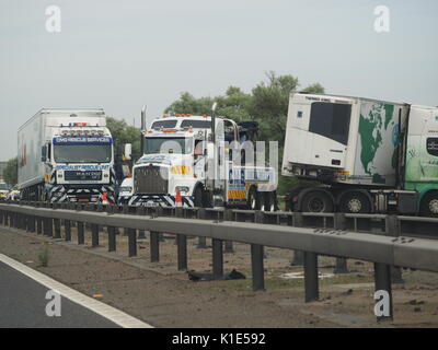 Newport Pagnell, dans le Buckinghamshire, Royaume-Uni. Août 26, 2017. Plusieurs personnes sont mortes après qu'un minibus et deux camions ont été impliqués dans un accident d'autoroute. L'accident s'est produit sur la M1 en direction sud, entre les échangeurs 14 et 15. Les photos ont été prises du côté passager d'une voiture allant vers le nord. Credit : James Bell/Alamy Live News Banque D'Images