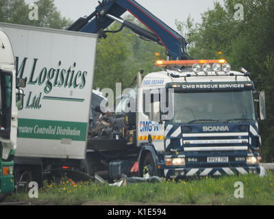 Newport Pagnell, dans le Buckinghamshire, Royaume-Uni. Août 26, 2017. Plusieurs personnes sont mortes après qu'un minibus et deux camions ont été impliqués dans un accident d'autoroute. L'accident s'est produit sur la M1 en direction sud, entre les échangeurs 14 et 15. Les photos ont été prises du côté passager d'une voiture allant vers le nord. Credit : James Bell/Alamy Live News Banque D'Images