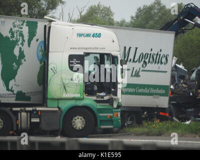 Newport Pagnell, dans le Buckinghamshire, Royaume-Uni. Août 26, 2017. Plusieurs personnes sont mortes après qu'un minibus et deux camions ont été impliqués dans un accident d'autoroute. L'accident s'est produit sur la M1 en direction sud, entre les échangeurs 14 et 15. Les photos ont été prises du côté passager d'une voiture allant vers le nord. Credit : James Bell/Alamy Live News Banque D'Images