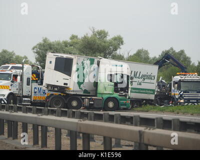 Newport Pagnell, dans le Buckinghamshire, Royaume-Uni. Août 26, 2017. Plusieurs personnes sont mortes après qu'un minibus et deux camions ont été impliqués dans un accident d'autoroute. L'accident s'est produit sur la M1 en direction sud, entre les échangeurs 14 et 15. Les photos ont été prises du côté passager d'une voiture allant vers le nord. Credit : James Bell/Alamy Live News Banque D'Images