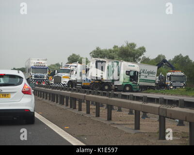 Newport Pagnell, dans le Buckinghamshire, Royaume-Uni. Août 26, 2017. Plusieurs personnes sont mortes après qu'un minibus et deux camions ont été impliqués dans un accident d'autoroute. L'accident s'est produit sur la M1 en direction sud, entre les échangeurs 14 et 15. Les photos ont été prises du côté passager d'une voiture allant vers le nord. Credit : James Bell/Alamy Live News Banque D'Images