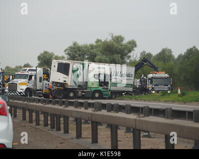 Newport Pagnell, dans le Buckinghamshire, Royaume-Uni. Août 26, 2017. Plusieurs personnes sont mortes après qu'un minibus et deux camions ont été impliqués dans un accident d'autoroute. L'accident s'est produit sur la M1 en direction sud, entre les échangeurs 14 et 15. Les photos ont été prises du côté passager d'une voiture allant vers le nord. Credit : James Bell/Alamy Live News Banque D'Images