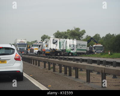 Newport Pagnell, dans le Buckinghamshire, Royaume-Uni. Août 26, 2017. Plusieurs personnes sont mortes après qu'un minibus et deux camions ont été impliqués dans un accident d'autoroute. L'accident s'est produit sur la M1 en direction sud, entre les échangeurs 14 et 15. Les photos ont été prises du côté passager d'une voiture allant vers le nord. Credit : James Bell/Alamy Live News Banque D'Images