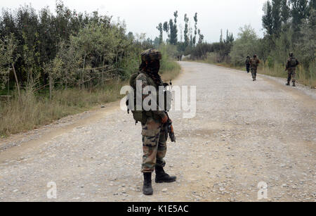 Srinagar, Cachemire indien:26.août.soldat monte la garde de l'armée indienne au cours de rencontre ..3 Le personnel de sécurité ont été tués dans l'attaque au Jammu-et-Cachemire a Pulwama au sud de Srinagar, dans l'aube, au moins trois des assaillants lourdement armés ont pris d'assaut les lignes de police où des centaines de Jammu-et-Cachemire et le personnel de police CRPF sont stationnés, a annoncé la police. Credit : Sofi Suhail/Alamy Live News Banque D'Images