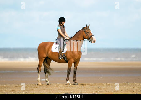 Southport, Merseyside, 26 août 2017. Météo britannique. Une journée ensoleillée sur le nord ouest de l'Angleterre comme les gens sur la plage pour une journée à Southport dans le Merseyside. Credit : Cernan Elias/Alamy Live News Banque D'Images