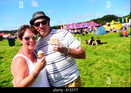 Pays de Galles Aberystwyth UK. Maison de vacances Banque Août Samedi. 26 août 2017 Des milliers de fans de musique, beaucoup d'en élaborer Fancy Dress Costumes, descendre sur l'assemblée annuelle de Aberystwyth Grand Hommage Festival. L'événement, qui en est à sa 5e année, est l'un des plus grands festivals au Royaume-Uni , consacrée à rendre hommage et vise des actes, et attire beaucoup de partisans dans tout le pays Crédit : Keith morris/Alamy Live News Banque D'Images