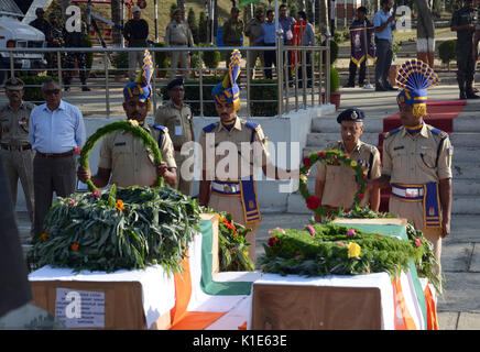 Srinagar, Cachemire indien:26.août.Directeur général de la Police Dr S P Vaid au cours d'une cérémonie de dépôt de deux centrales de Police Force (CRPF) tués.après à l'attaque au Jammu-et-Cachemire a Pulwama au sud de Srinagar, dans l'aube, au moins trois des assaillants lourdement armés ont pris d'assaut les lignes de police où des centaines de Jammu-et-Cachemire et le personnel de police CRPF sont stationnés, a annoncé la police. ©Sofi Suhail/Alamy Live News Banque D'Images