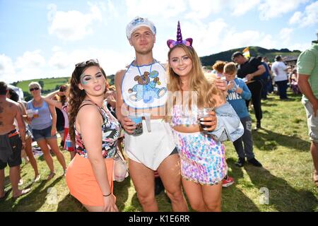 Pays de Galles Aberystwyth UK. Maison de vacances Banque Août Samedi. 26 août 2017 Des milliers de fans de musique, beaucoup d'en élaborer Fancy Dress Costumes, descendre sur l'assemblée annuelle de Aberystwyth Grand Hommage Festival. L'événement, qui en est à sa 5e année, est l'un des plus grands festivals au Royaume-Uni , consacrée à rendre hommage et vise des actes, et attire beaucoup de partisans dans tout le pays Crédit : Keith morris/Alamy Live News Banque D'Images