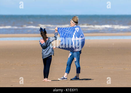 Southport, Merseyside, 26 août 2017. Météo britannique. Une journée ensoleillée sur le nord ouest de l'Angleterre comme les gens sur la plage pour une journée à Southport dans le Merseyside. Credit : Cernan Elias/Alamy Live News Banque D'Images