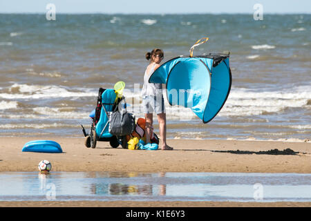 Southport, Merseyside, 26 août 2017. Météo britannique. Une journée ensoleillée sur le nord ouest de l'Angleterre comme les gens sur la plage pour une journée à Southport dans le Merseyside. Credit : Cernan Elias/Alamy Live News Banque D'Images