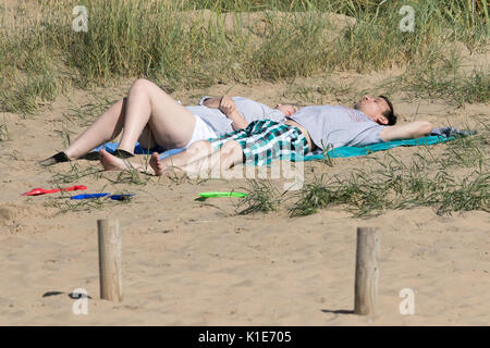 Southport, Merseyside, 26 août 2017. Météo britannique. Une journée ensoleillée sur le nord ouest de l'Angleterre comme les gens sur la plage pour une journée à Southport dans le Merseyside. Credit : Cernan Elias/Alamy Live News Banque D'Images