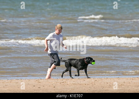 Southport, Merseyside, 26 août 2017. Météo britannique. Une journée ensoleillée sur le nord ouest de l'Angleterre comme les gens sur la plage pour une journée à Southport dans le Merseyside. Credit : Cernan Elias/Alamy Live News Banque D'Images