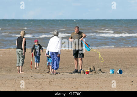 Southport, Merseyside, 26 août 2017. Météo britannique. Une journée ensoleillée sur le nord ouest de l'Angleterre comme les gens sur la plage pour une journée à Southport dans le Merseyside. Credit : Cernan Elias/Alamy Live News Banque D'Images