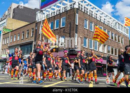 Southampton, Royaume-Uni. 26 août 2017. Les gens défilent dans les rues de Southampton pour participer à un défilé très coloré et vibrant au Festival annuel de la fierté de Southampton 2017. C'est la deuxième année du festival qui a lieu. Banque D'Images