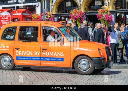 Edinburgh, Ecosse, Royaume-Uni. 26 août, 2017. Taxi Orange dans les rues de la ville à la fin de la dernière semaine du 70ème anniversaire de l'Edinburgh International Fringe Festival. Credit : Skully/Alamy Live News Banque D'Images