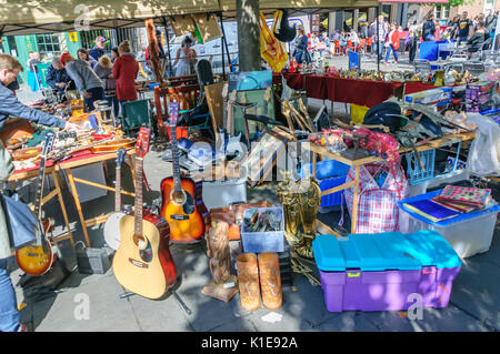 Edinburgh, Ecosse, Royaume-Uni. 26 août, 2017. Un stand à la vente de nombreux articles y compris Grassmarket guitares à la fin de la dernière semaine du 70ème anniversaire de l'Edinburgh International Fringe Festival. Credit : Skully/Alamy Live News Banque D'Images