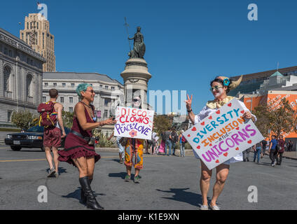 San Francisco, USA. 26 août, 2017, le rally sans haine et de protestation à San Francisco. Les protestataires revel à San Francisco style après une marche de Harvey Milk Plaza à San Francisco's quartier Castro à San Francisco L'Hôtel de Ville. Initialement prévu comme une des manifestations d'une contre-manifestation prévue auparavant par le groupe d'extrême droite 'Patriot la prière," le compteur des manifestations à San Francisco a vu encore d'appareils de grande taille dans un spectacle de soutien via le Patriot Prière événement a été annulé le soir avant. Credit : Shelly Rivoli/Alamy Live News Banque D'Images