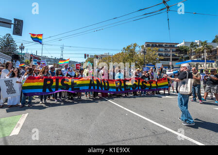 San Francisco, USA. 26 août, 2017, le rally sans haine et de protestation à San Francisco. Militant de longue date de SIDA et LGBT Cleve Jones parle de manifestants se sont réunis à Harvey Milk Plaza à San Francisco's quartier Castro avant de marcher vers le bas de la rue du marché à San Francisco L'Hôtel de Ville. Initialement prévu comme une des manifestations d'une contre-manifestation prévue auparavant par le groupe d'extrême droite 'Patriot la prière, protestaient contre la politique de droite et alt déclaration récente par le Président Trump y compris Charlottesville, l'interdiction des personnes transgenres du Crédit militaire : Shelly Rivoli/Alamy Live News Banque D'Images