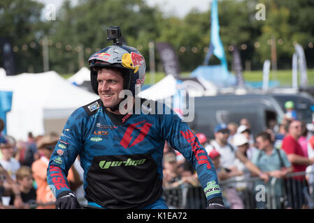 Ricky Wilson prenant part à l'affichage en cascade et Dougie Lampkin Terry Grant à Carfest south Banque D'Images