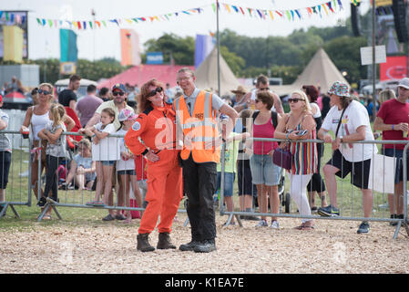 Sud-ouest Carfest Laverstoke Park Farm, Overton, Basingstoke. Samedi le 26 août 2017 Chine Edd conduisant sa voiture canapé. Banque D'Images