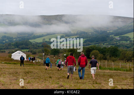 Llanwrtyd Wells, Powys, au Royaume-Uni. 27 août, 2017. Les nuages bas se bloque dans la vallée comme concurrents au début de la tourbière. La 32e conférence annuelle de la BOG Snorkelling Championships, conçu il y a plus de 30 ans dans un pub gallois par propriétaire Gordon Green, ont lieu à l'Waen Rhydd Bog. En utilisant soit des courses de natation, les participants nager deux longueurs d'un mètre 55 tranchée couper à travers une tourbière portant masque et des palmes de plongée. Credit : Graham M. Lawrence/Alamy Live News Banque D'Images