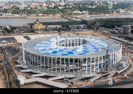 Photo du stade de Nijni-novgorod prises à Nizhny Novgorod, Russie, 26 août 2017 (vue aérienne). La cathédrale Alexandre Nevski et de la rivière Oka (R), qui ici se jette dans la Volga, peut être vu dans l'arrière-plan. La ville est l'hôte d'un des lieux de la Coupe du Monde de Football 2018 en Russie. Photo : Marius Becker/dpa Banque D'Images