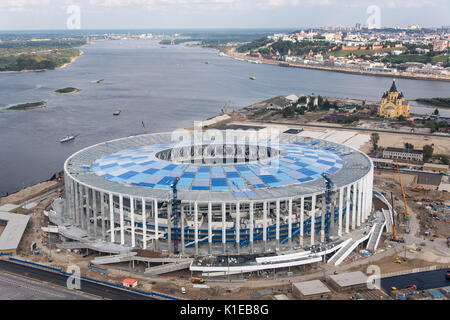 Photo du stade de Nijni-novgorod prises à Nizhny Novgorod, Russie, 26 août 2017 (vue aérienne). La cathédrale Alexandre Nevski et de la rivière Oka (R), qui ici se jette dans la Volga, peut être vu dans l'arrière-plan. La ville est l'hôte d'un des lieux de la Coupe du Monde de Football 2018 en Russie. Photo : Marius Becker/dpa Banque D'Images