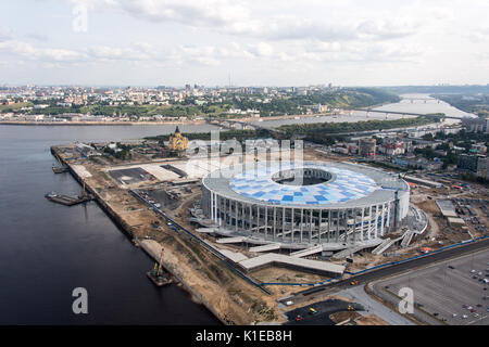 Photo du stade de Nijni-novgorod prises à Nizhny Novgorod, Russie, 26 août 2017 (vue aérienne). La cathédrale Alexandre Nevski et de la rivière Oka (R), qui ici se jette dans la Volga, peut être vu dans l'arrière-plan. La ville est l'hôte d'un des lieux de la Coupe du Monde de Football 2018 en Russie. Photo : Marius Becker/dpa Banque D'Images