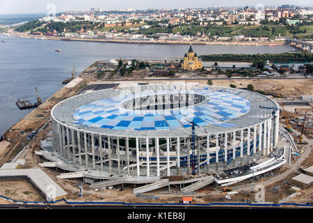 Photo du stade de Nijni-novgorod prises à Nizhny Novgorod, Russie, 26 août 2017 (vue aérienne). La cathédrale Alexandre Nevski et de la rivière Oka (R), qui ici se jette dans la Volga, peut être vu dans l'arrière-plan. La ville est l'hôte d'un des lieux de la Coupe du Monde de Football 2018 en Russie. Photo : Marius Becker/dpa Banque D'Images