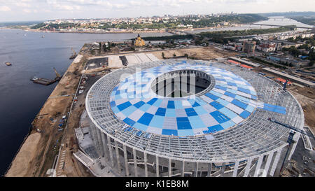 Photo du stade de Nijni-novgorod prises à Nizhny Novgorod, Russie, 26 août 2017 (vue aérienne). La cathédrale Alexandre Nevski et de la rivière Oka (R), qui ici se jette dans la Volga, peut être vu dans l'arrière-plan. La ville est l'hôte d'un des lieux de la Coupe du Monde de Football 2018 en Russie. Photo : Marius Becker/dpa Banque D'Images