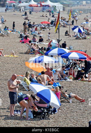 Brighton, UK. Août 27, 2017. La foule profiter du magnifique temps ensoleillé chaud sur le front de mer de Brighton aujourd'hui que les températures devraient atteindre 28 degrés au cours du week-end de la banque qui est un record pour août Crédit : Simon Dack/Alamy Live News Banque D'Images