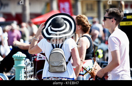 Brighton, UK. Août 27, 2017. La foule profiter du magnifique temps ensoleillé chaud sur le front de mer de Brighton aujourd'hui que les températures devraient atteindre 28 degrés au cours du week-end de la banque qui est un record pour août Crédit : Simon Dack/Alamy Live News Banque D'Images