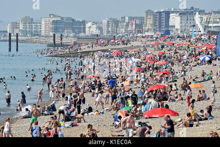 Brighton, UK. Août 27, 2017. La foule profiter du magnifique temps ensoleillé chaud sur la plage de Brighton aujourd'hui que les températures devraient atteindre 28 degrés au cours du week-end de la banque qui est un record pour août Crédit : Simon Dack/Alamy Live News Banque D'Images