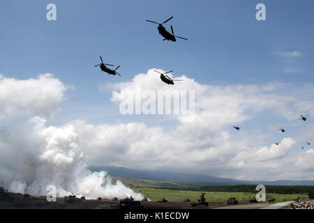 Gotemba, au Japon. Août 27, 2017. Des chars et des hélicoptères de la masse de forces d'autodéfense du Japon inscrivez-vous à un exercice militaire annuel au tir à Gotemba Higashi-Fuji, au pied du Mt. Fuji dans la préfecture de Shizuoka le dimanche, Août 27, 2017. L'exercice annuel comprend environ 2 400 personnes, 80 chars et véhicules blindés. Credit : Yoshio Tsunoda/AFLO/Alamy Live News Banque D'Images