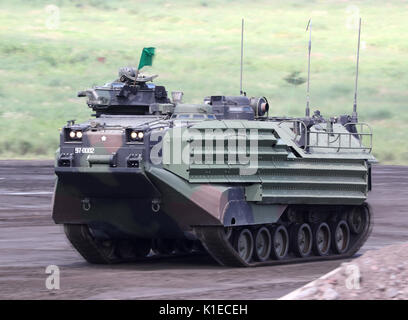 Gotemba, au Japon. Août 27, 2017. Forces d'autodéfense japonaise véhicule amphibie (AAV) apparaît pendant un exercice militaire annuel au tir à Gotemba Higashi-Fuji, au pied du Mt. Fuji dans la préfecture de Shizuoka le dimanche, Août 27, 2017. L'exercice annuel comprend environ 2 400 personnes, 80 chars et véhicules blindés. Credit : Yoshio Tsunoda/AFLO/Alamy Live News Banque D'Images