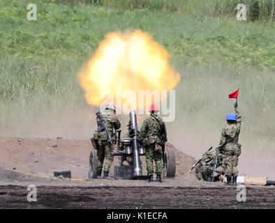 Gotemba, au Japon. Août 27, 2017. Des soldats des Forces d'autodéfense japonaise fire un obusier pendant un exercice militaire annuel au tir à Gotemba Higashi-Fuji, au pied du Mt. Fuji dans la préfecture de Shizuoka le dimanche, Août 27, 2017. L'exercice annuel comprend environ 2 400 personnes, 80 chars et véhicules blindés. Credit : Yoshio Tsunoda/AFLO/Alamy Live News Banque D'Images