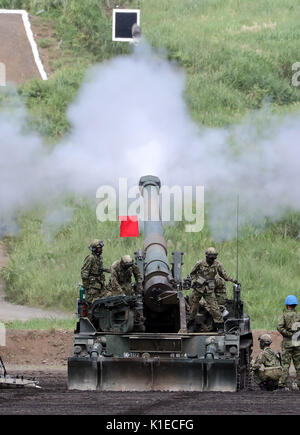 Gotemba, au Japon. Août 27, 2017. Des soldats des Forces d'autodéfense japonaise fire un obusier pendant un exercice militaire annuel au tir à Gotemba Higashi-Fuji, au pied du Mt. Fuji dans la préfecture de Shizuoka le dimanche, Août 27, 2017. L'exercice annuel comprend environ 2 400 personnes, 80 chars et véhicules blindés. Credit : Yoshio Tsunoda/AFLO/Alamy Live News Banque D'Images